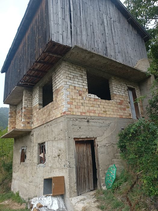 Продава къща в с.Ряка с парцел 1730 кв.м,на 5 км.от гр.Смолян