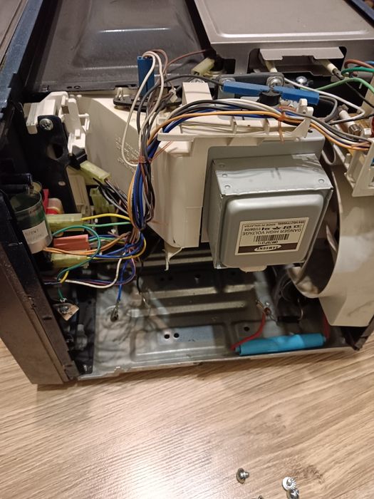 Микроволновая печь на запчасти.