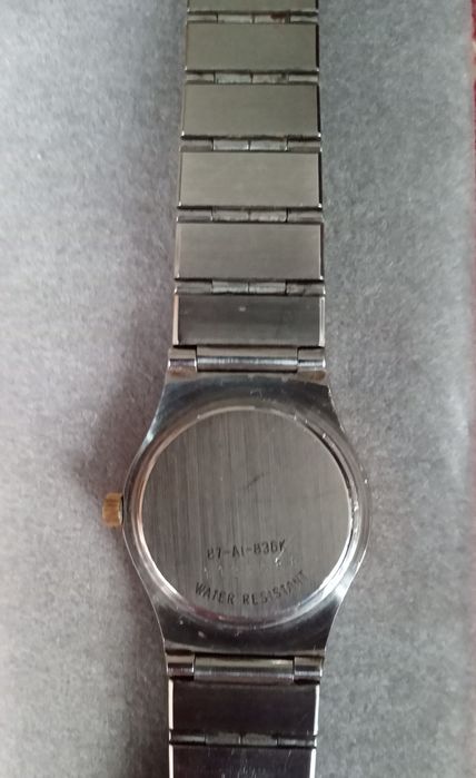 Ceas Caravelle by Bulova Suisse made Vintage Mecanism Analog  Alb Argintiu Water Resistant 30 ATM  Curea  Cutie Perfecta  Stare 399 Lei Negociabil