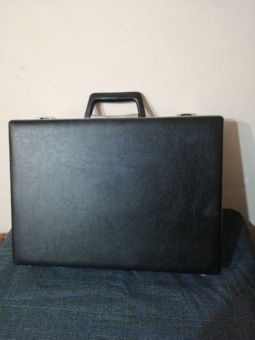 Черен куфар за документи