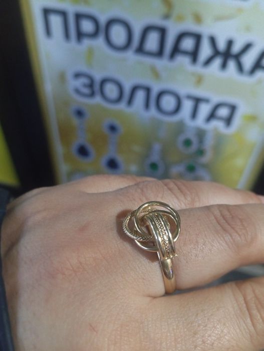 Золотое кольцо 2,2 грамм 19 размер