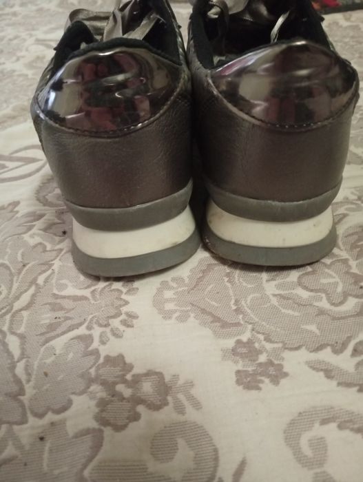 Кроссовки женские