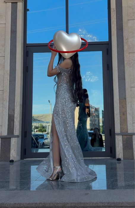 Продам платье нарядное , размер 42