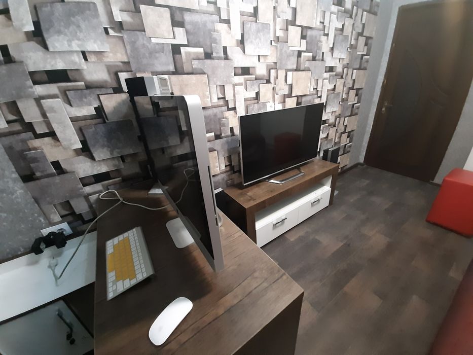 Офисный стол и ТВ подставка