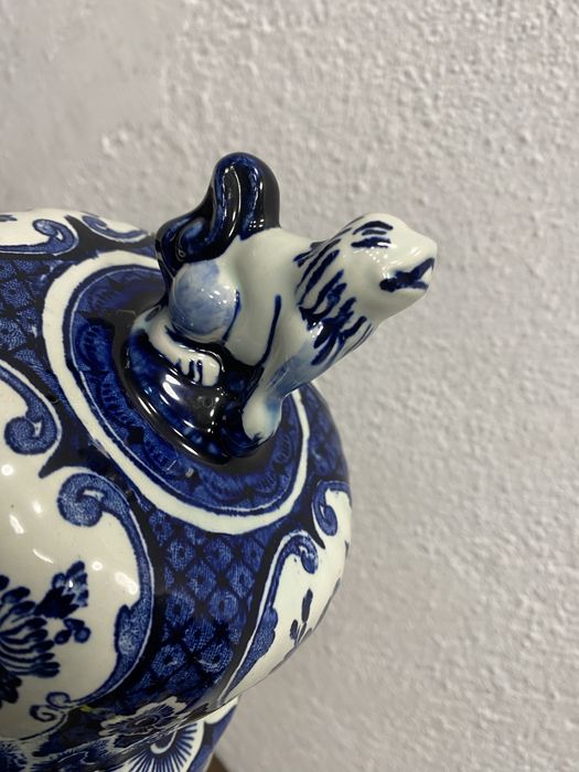 Холандски порцелан Delft синьо бяла ваза с капак Boch
