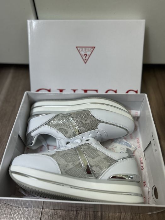 Vand adidasi Guess originali