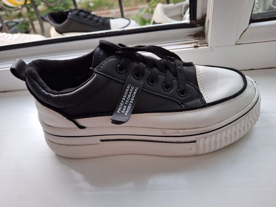 Продаётся женские кроссовки