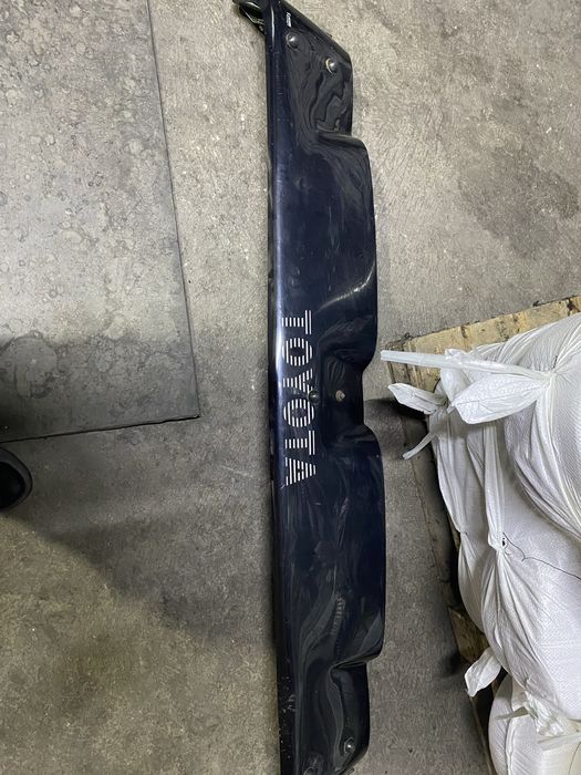 Споилер на лобовое стекло