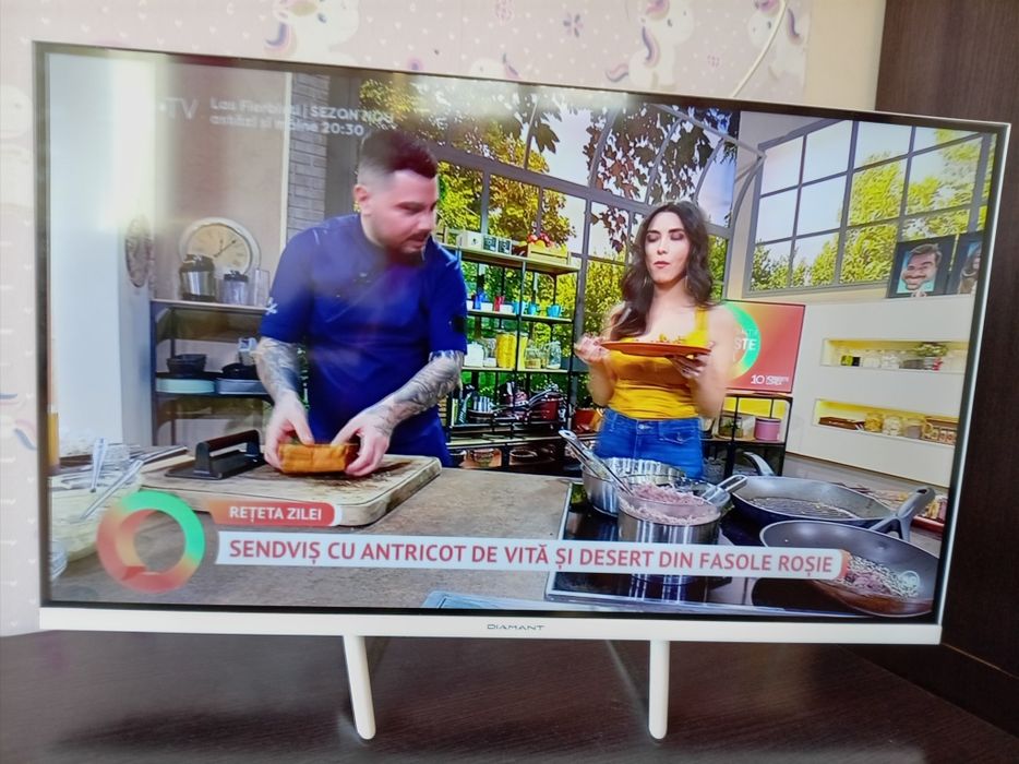 Vand TV smart în stare de funcționare are aproape 1 an