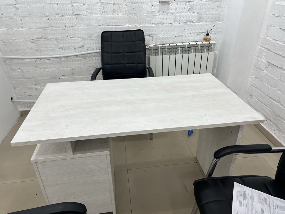 В продаже рабочий стол и стулья