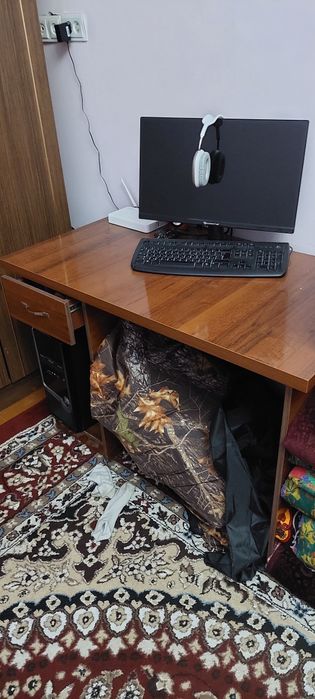 Компьютер ва стол сотилади.