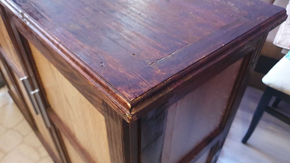 Щкаф, от масив съчетан с паркет