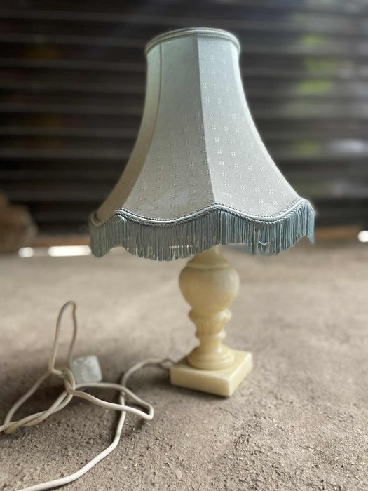 Стара запазена лампа мрамор