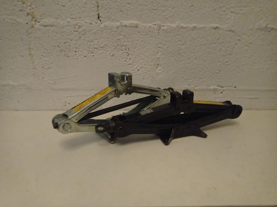 Домкрат привозной