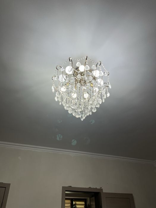 Диван, тумба под телевизор и люстры