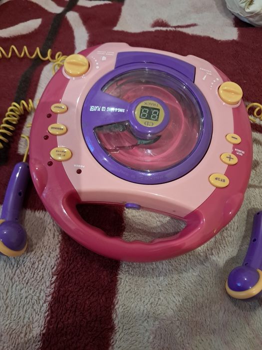 Vand Cd player pt copii avand si 2 microfoane incorporate pt a canta