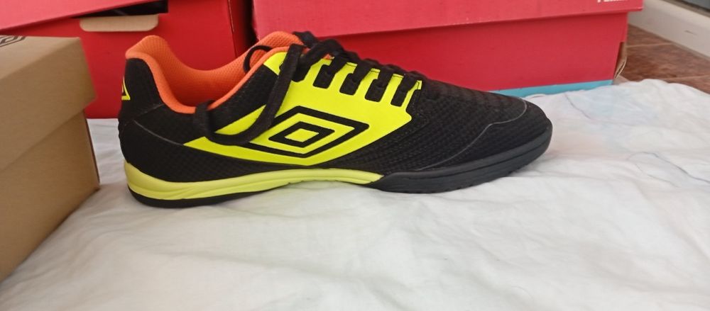 Umbro за изкуствена трева