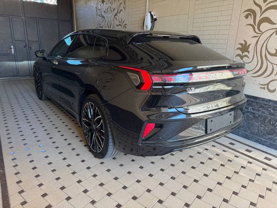 Zeekr 001 yu z-Sport 2024 yil