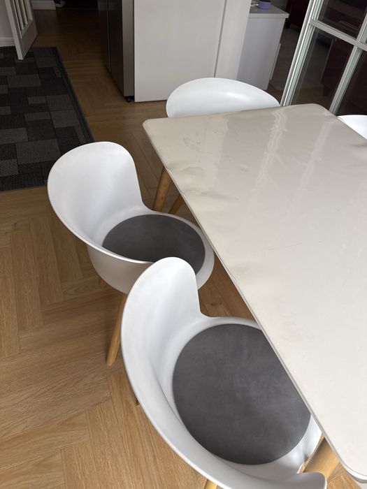 Стол и стулья белое и дерево