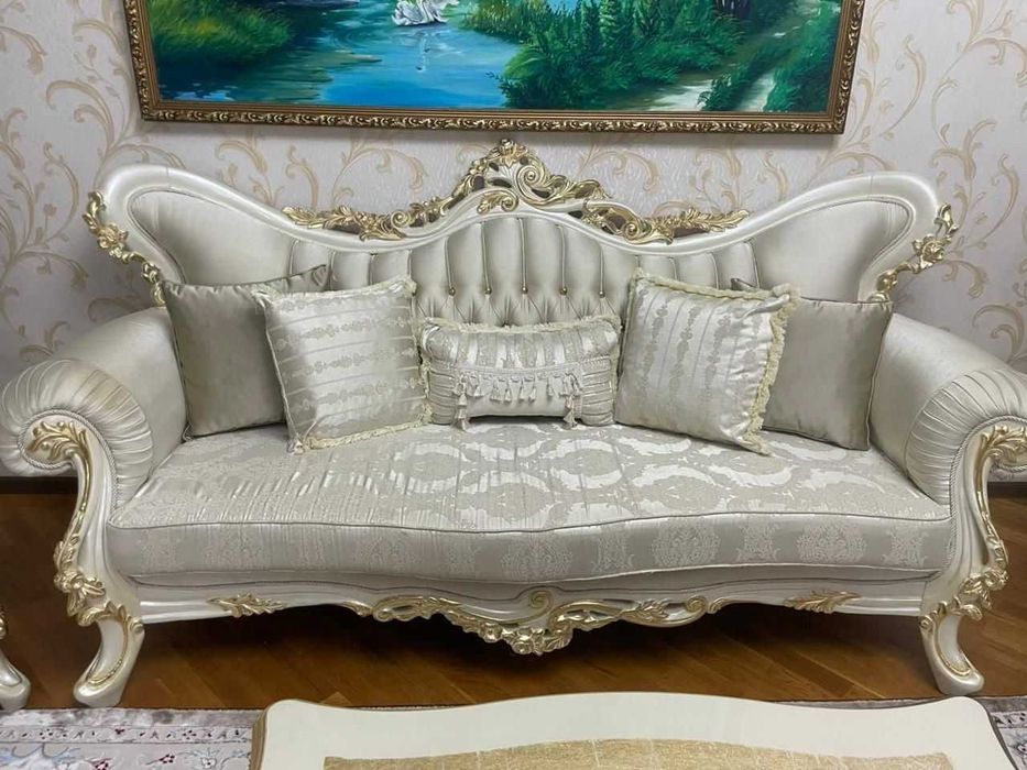 Мягкий диван и кресло