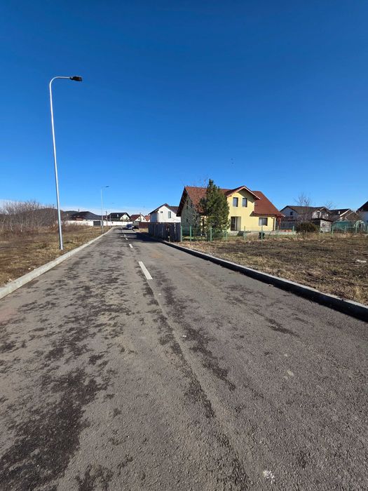 685 mp la asfalt, cu utilitațile la drum și AC casă modernă P+E