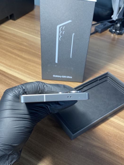 Samsung Galaxy s25 ultra • 256 GB • Titanium Gray