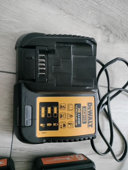Încărcător dewalt și acumulatori 10,8-12 volți