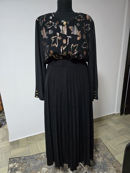 Fusta neagra plisata cu glitter, model cu talie elastica