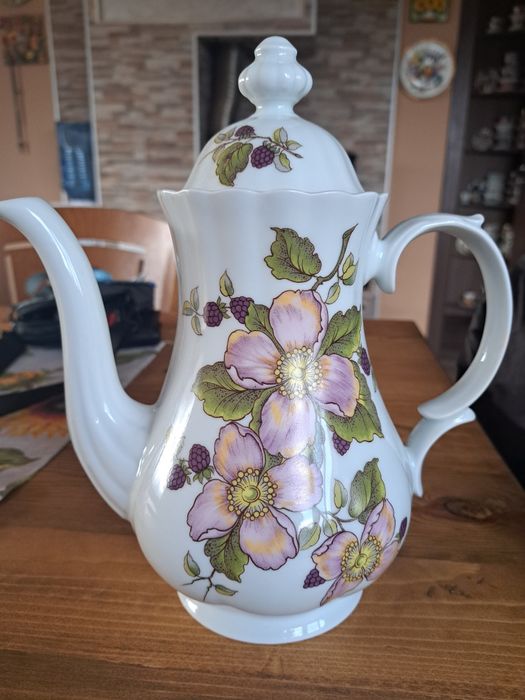 Чайници с цветя и плодове