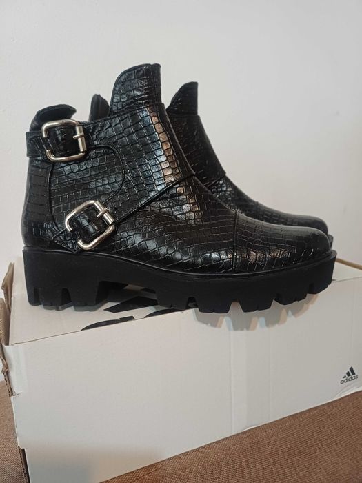 Vand ghete de piele noi