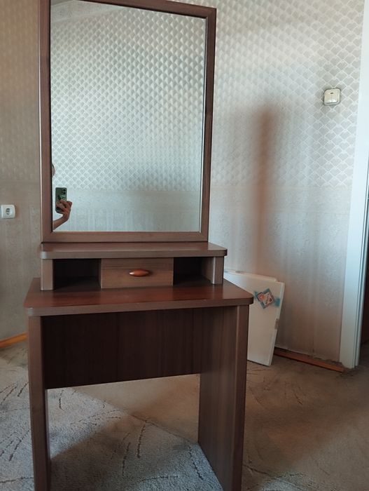 Столик туалетный