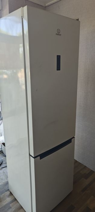 Холодильник indesit