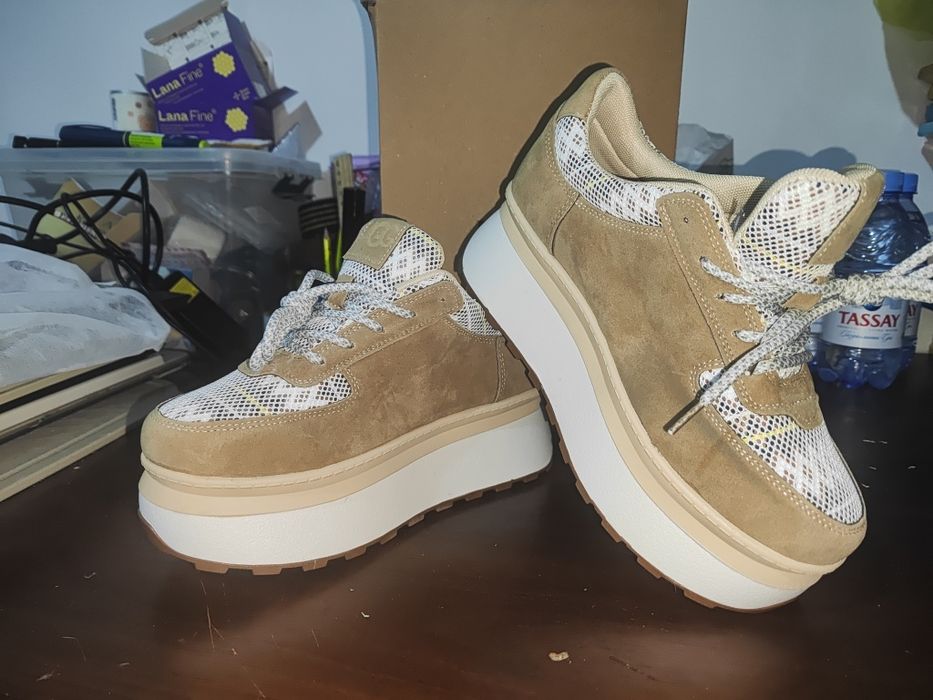 Продам кроссовки UGG