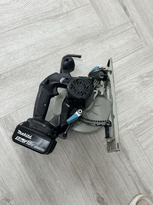 Makita DHS 680 circular de mana