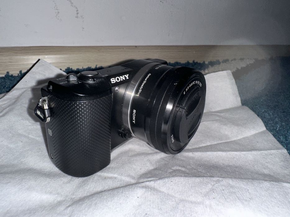 Sony Alpha A5000 + obiectiv 16–50mm – stare foarte bună