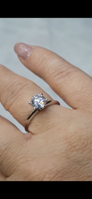 Срочно! Продам кольцо с лаб.бриллиантом 1 карат