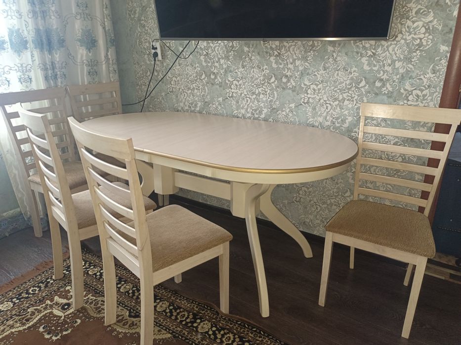 Стол, орындыктарымен бирге сатылады..