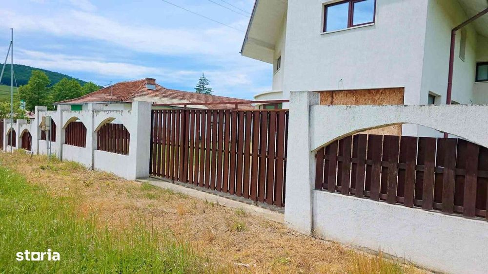 DE VÂNZARE! Proprietate Cu Arhitectură Unică Bunești Vâlcea 219.000 E