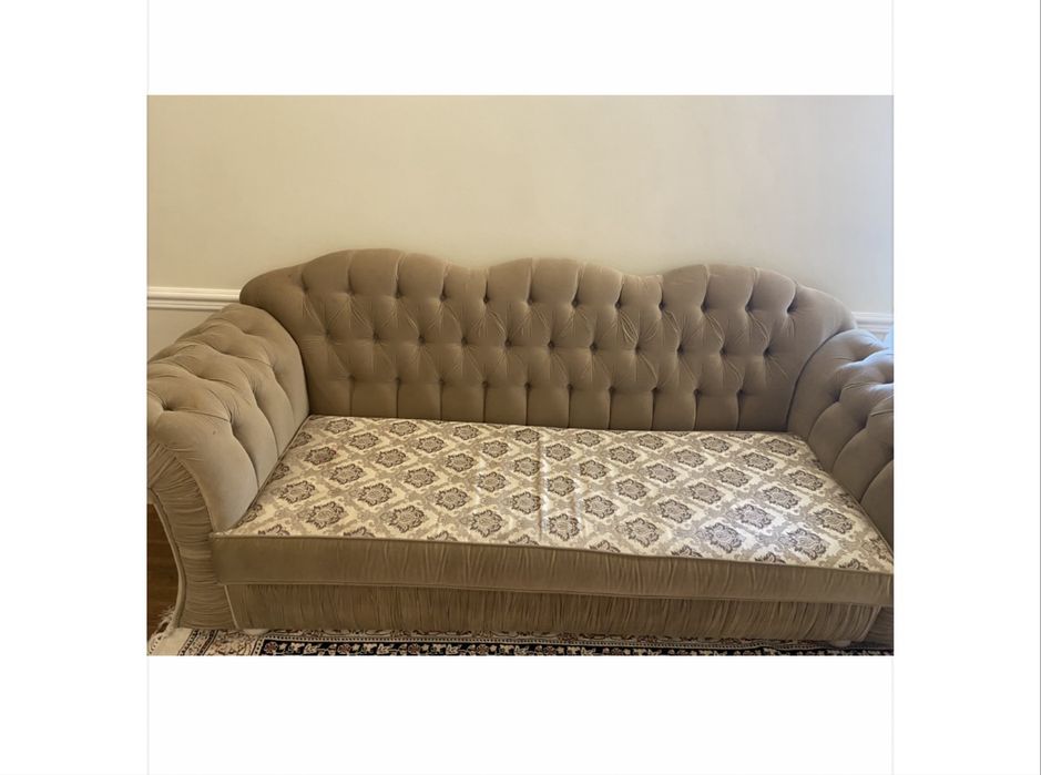 Диван с подушками и два кресла