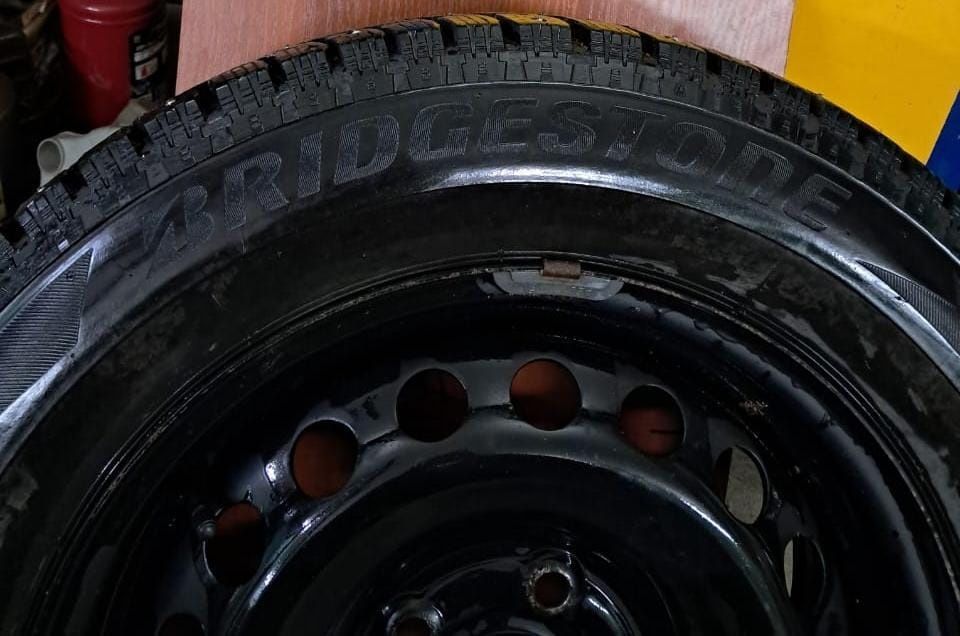 Продам зимние шины с дисками 195/65/R16