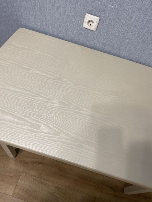 Кухонный стол из дерева