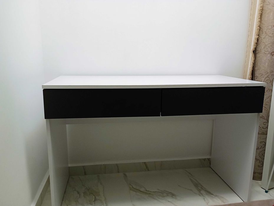 Бяло бюро с две чекмеджета