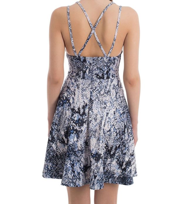 Дамска рокля с дълбоко деколте