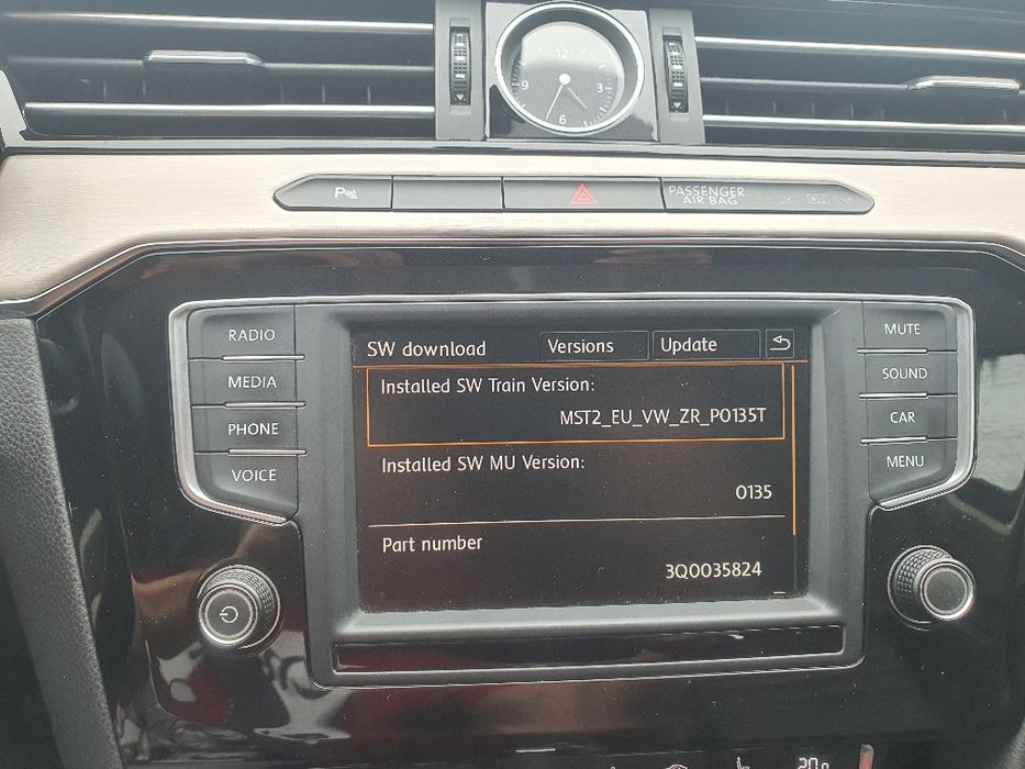 Display MIB 2  VW PASSAT B8 / 2016 , unitate torpedou și rama.