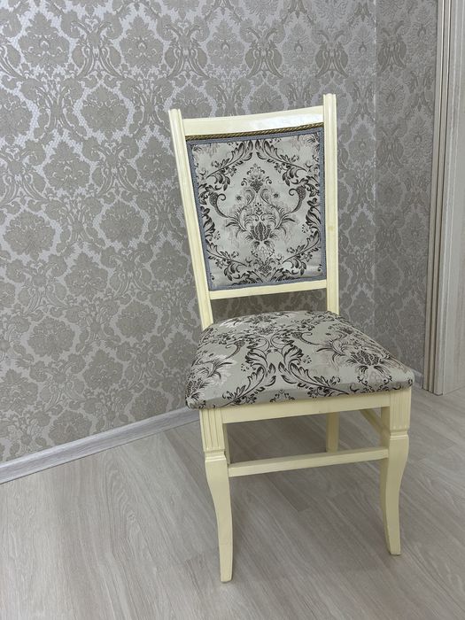 Гостинный стол, стулья