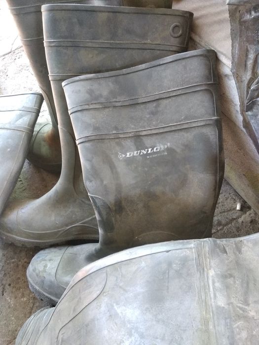 резиновые сапоги лопаты топоры самовар инструменты