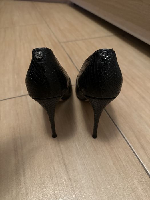 Високи токчета GUESS