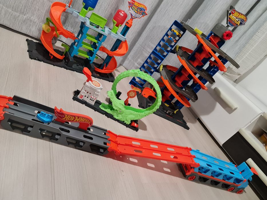 Set jucarii hot wheels, mega garaje, spalatorie, camion transportator