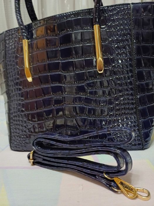 Стилна чанта, изключително красиво индигово синьо,удобно разпределение