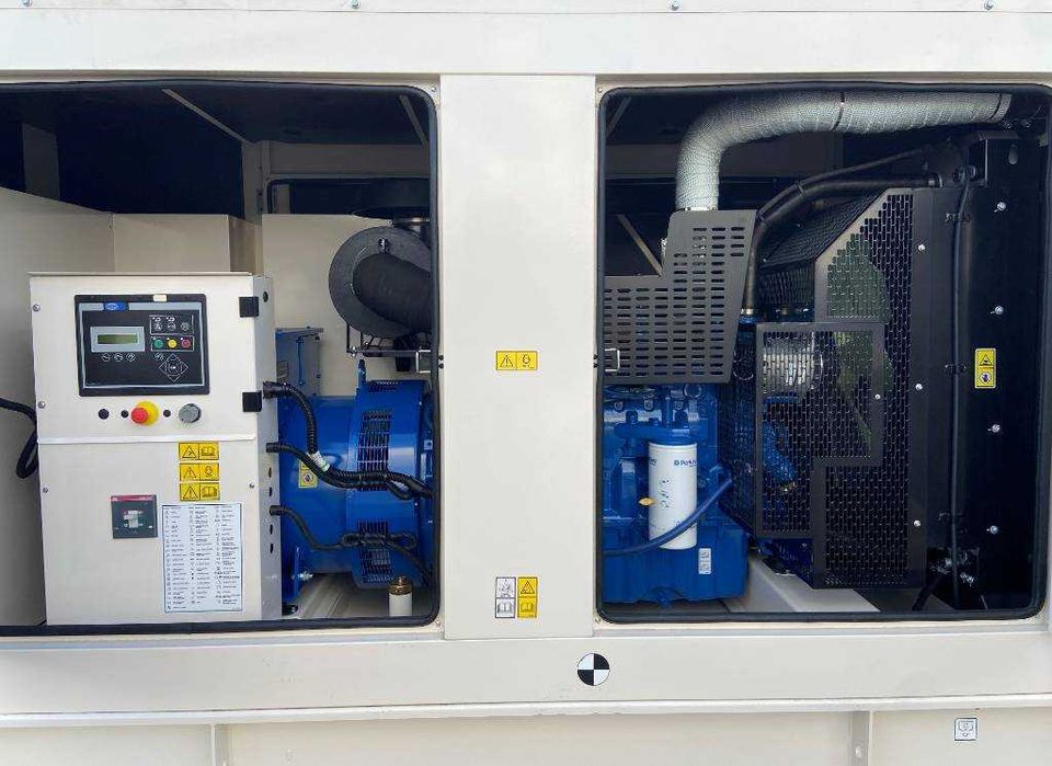 Generator industrial Perkins 550 kva 440 kw fabricat de Caterpillar, STOC